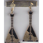 Музыкальные инструменты: балалайки.