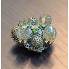 Винтажная чешская брошка с вставками из горного хрусталя и горного камешка , красивая яркая с минимальными патерямя камешков