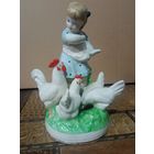 Статуэтка Дети кормят кур