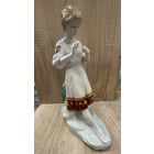 Статуэтка фарфоровая Гадание на ромашке ЗКХ С РУБЛЯ