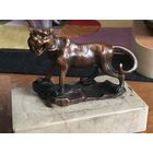 Бронзовый тигр на камне