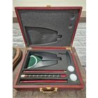 Портативный набор для игры в мини гольф в деревянном кейсе.