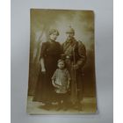 Фото немецкого солдата с семьёй. 1915 г. 1-я мировая война. Размер 8.7-14 см.