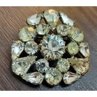 Винтажная брошка чешская бижутерия  , яркая блестящая , в хорошем состоянии застежка рабочая , без потерь .