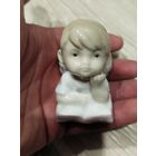 Красивая фарфоровая статуэтка ,девочка в шикарной глазури,с рубля