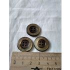 Пуговицы большие.