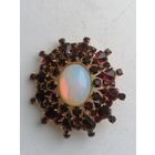 Брошь с лунным камнем и гранатовым стеклом, торги с Рубля