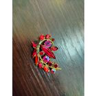Винтажная брошь в виде цветочной ветки , украшена красными кристаллами и камнями с эффектом Aurora Borealis (северное сияние ) в хорошем состоянии без потерь камешков и с защелкой рабочей .
