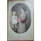 1910-е Открыточный формат Мама с ребенком студийное фото типажи прошлого ретро