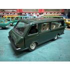 РАФ-2203 ранний номерной А18, без made in USSR. в редком и всеми любимом бутылочном цвете, тонкие оси, смещенный шов покрышек. 12 февраля в четверг вечером продолжаем вечера в зеленых тонах и оттенках