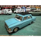 Москвич 408 с багажником, редкий ментоловый цвет, решетка с двумя круглыми фарами. Пятничный вечер в синих, голубых и серых тонах.