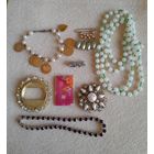 Лот бижутерии: броши, бусы, браслет.
