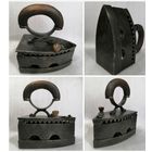 Массивный чугунный утюг с  горбатой ручкой.