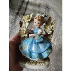 Фарфоровая статуэтка ГДР,девочка в саду(есть дефекты двух лепестков)с рубля