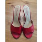 Сексуальные лаковые сабо на 38-38,5 размер, стелька 26 см, каблук 9 см. Каблук очень удобные. Сабо выполнены из качественной искусственной кожи, очень мягкие и удобные, покупала в магазине Левайс