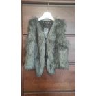 Меховая жилетка на завязках на 42-44 размер. Длина 44 см, ПО в не растянутом состоянии 44 см, на завязках. Цвет серый. Новая.