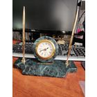 Новый настольный письменный прибор с часами (кварц).