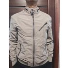 Мужская ветровка H&M на 44-46 размер, новая. Длина 68 см, длина рукава 68 см, ПОгруди 55 см. Куртка легкая, на подкладке. Очень качественная фурнитура, хороший пошив. На рукавах и снизу – манжет на ре