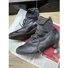 Старинные женские ботинки.