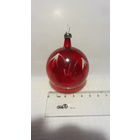 Елочная игрушка  18-2. Красный прозрачный шарик с подснежниками