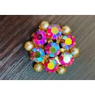 Винтажная брошь , украшена  кристаллами и камнями с эффектом Aurora Borealis (северное сияние ) в хорошем состоянии без потерь камешков и с защелкой рабочей