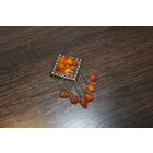 Брошь металлическая с вставками и подвесками из янтаря, длина 8,7 см.