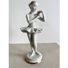 СТАТУЭТКА ФАРФОРОВАЯ " ЮНАЯ БАЛЕРИНА С ЦВЕТКОМ". ВЕРБИЛКИ. ДФЗ, 1 СОРТ. 21*8*7 СМ.  СМ.ФОТО, КЛЕЙМО И ОПИСАНИЕ.