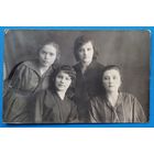 Фото группы женщин. 1930-е. 8.5х13.5 см.