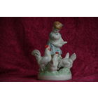 Статуэтка фарфоровая  " Девочка кормит кур "  МФФЗ  50- е   ( ЦЕЛАЯ )