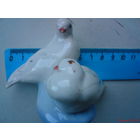 Фарфоровая фигурка голубей