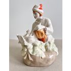 СТАТУЭТКА ФАРФОРОВАЯ "ИВАН ЦАРЕВИЧ И ЦАРЕВНА ЛЯГУШКА". МФФЗ (МИНСК). КРУГЛОЕ КЛЕЙМО. РАННИЙ ВЫПУСК. СМ.ФОТО, ОПИСАНИЕ.