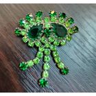 Винтажная брошь чехословацкого производства , выполненная в стиле театральной бижутерии с использованием зеленых кристаллов , без потерь камешков , застежка рабочая в отличном состоянии ярка красивая