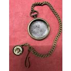 Корпус с цепочкой и брелком.