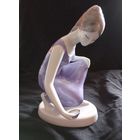 Фарфоровая статуэтка девушки с пиалой у источника, Hollohaza Холлохаза, Венгрия