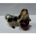 Статуэтка фарфоровая "Собака с мячом" 70-80-е годы Европа. Высота 6.5 см.