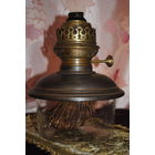 Редкая керосиновая лампа с верхом из латуни + сама колба - это плотное стекло, пр.19 век: "25 777 ПОЛЯРНАЯ ЗВЕЗДА ГУГО ШНЕЙДЕРЪ". Хорошая сохранность, имеется так же родной фитилёк, но утрачено стекло