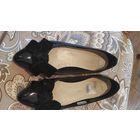Красивые балетки Clarks на 37 размер. Очень мило смотрятся на ноги, с очаровательным бантом. Длина стельки примерно 24 см. Лак черного цвета, бант бархат. Не носила, маломерят, покупала без примерки и