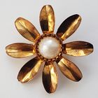 Брошь. Цветок с иск. жемчугом. Диаметр броши 4 см