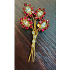 Винтажная брошь Рубиновый букет . маленькая потеря одного камешка на фото видно в остальном в идеальном состоянии .