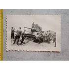 Фото немецкие солдаты у трофейного советского танка Т 34