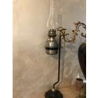 Старинная керосиновая лампа.