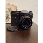 Винтажный советский фотоаппарат Зенит -ЕТ оснащен объективом МС Helios-44M6 с фокусным расстоянием 58мм и светосилой 1:2  в коробке с документами .