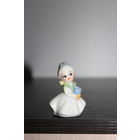 Фарфоровая статуэтка "Девочка с цветочком", высота 5,5 см, дефекты не обнаружены, клеймо, Peptember.
