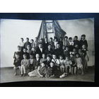 Первоклассники на фоне портрета СТАЛИНА и ЗНАМЁН.