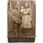 Военнослужащий в форме с семьёй, кабинетный портрет, Линц, Австро-Венгрия, конец 19-го века