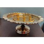 Подсвечник для свечей , из тонкого золотистого метала ( легкий ) можно использовать под свечи можно использовать как блюдо на ножке .размеры высота-10см ширина 24 см вес не боле 150 грамм .