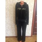 Костюм черный велюр на 50-52. Фирма Kiko, в хорошем состоянии. Кофта на замке, с капюшоном, длина 58 см, длина рукава  66 см, ПОгруди 53 см в нерастянутом состоянии, отлично тянется.