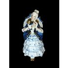 Статуэтка. Дама с цветком на стуле. Фарфор. Германия.