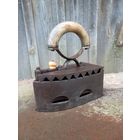 Старинный утюг с горбатой ручкой