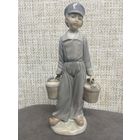 Фарфоровая статуэтка LLADRO Испания.Голландский мальчик, несущий два ведра. Высота 22 см.
